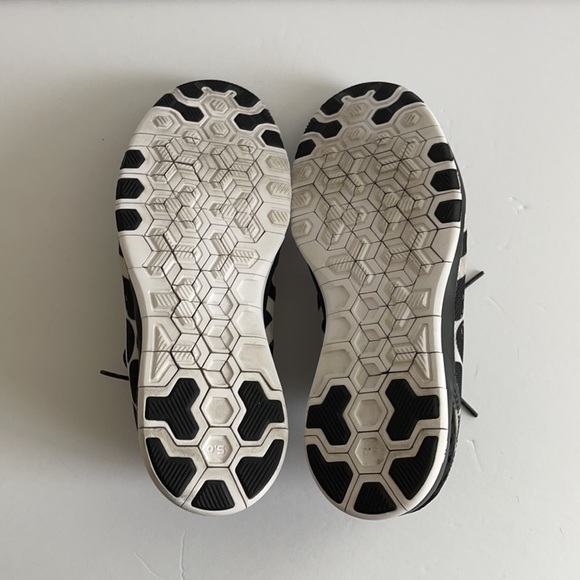COPY - Women’s Size 8 NIke TR Fit 5 Black & White polka dots & stripes - Picture 5 of 6